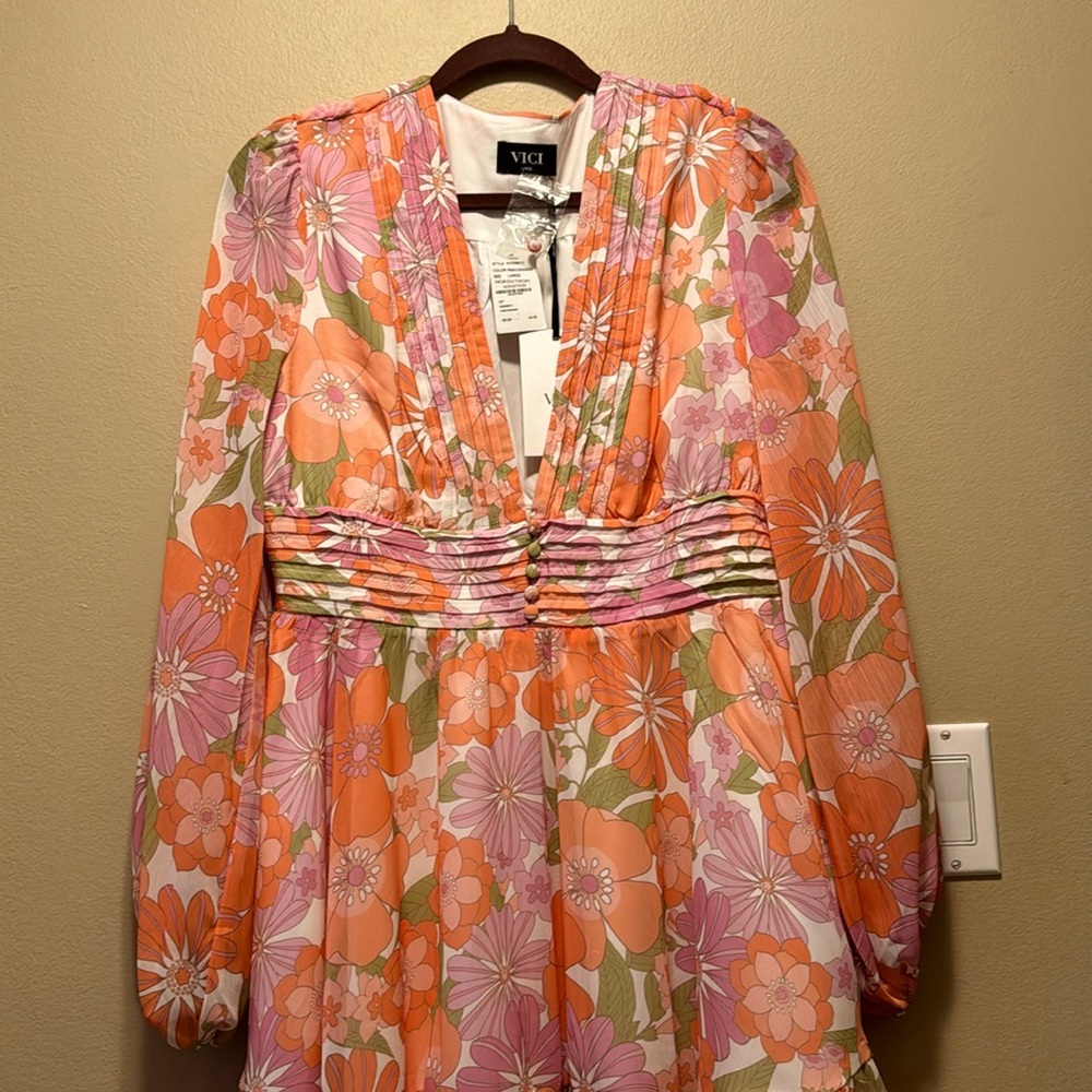Gorgeous dress new NBW  Feels good on. Size.L